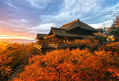 Kiyomizu-dera Manastırı: Bir Renkli Rüya ve Çarpıcı Perspektive Vizyonu!