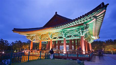  Gyeungsung Palace Mural: A Symphony of Vivid Colors and Elegant Brushstrokes!